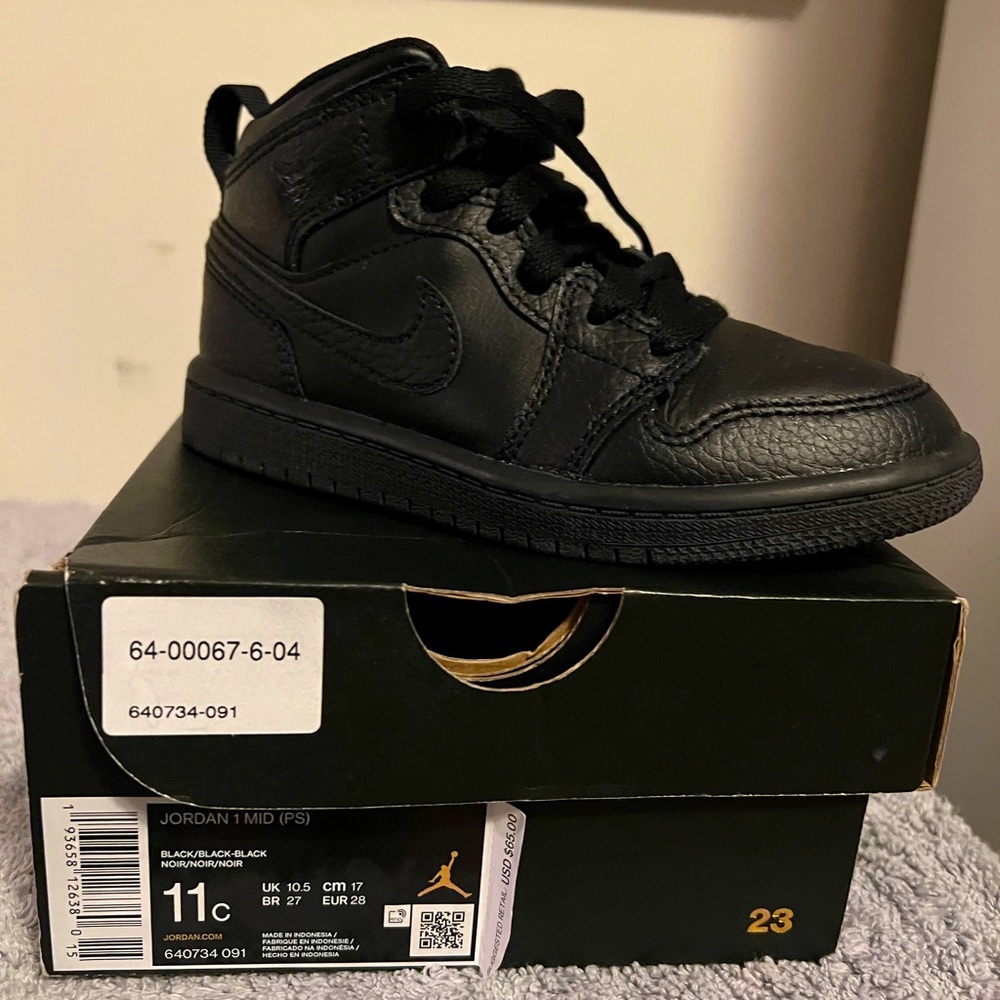 Jordan 1 mid/size 11 little kids/ black/black